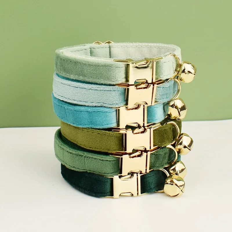 Collier de chat en velours avec nœud papillon, personnalisé pour chats, fournitures pour chats, ceinture avec cloche et nœud